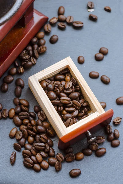 Kaffeebohnen Auf Einem Dunklen Tisch Nahaufnahme — Stockfoto