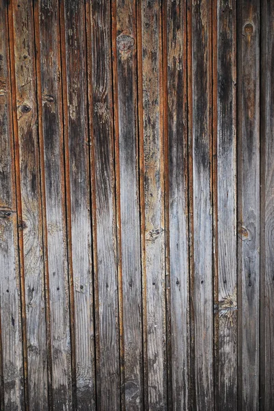 Ξύλινη Σανίδα Από Στενές Κάθετες Σανίδες Καφέ Χρώματος Και Παλαιωμένη — Φωτογραφία Αρχείου