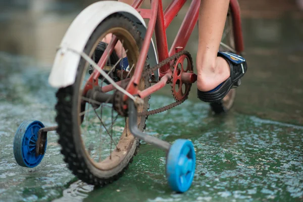 家の周りの道路に小さい少年乗馬自転車 — ストック写真