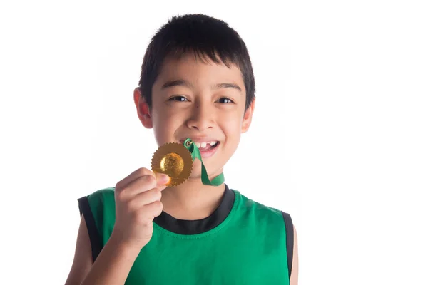 Μικρό αγόρι πάρει χρυσό μετάλλιο ο νικητής πρώτη plact μετά του ανταγωνισμού άθλημα — Φωτογραφία Αρχείου