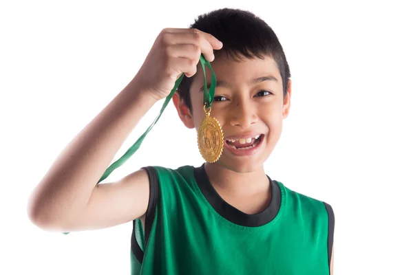 Petit garçon obtenir la médaille d'or le gagnant premier acte après la compétition sportive — Photo