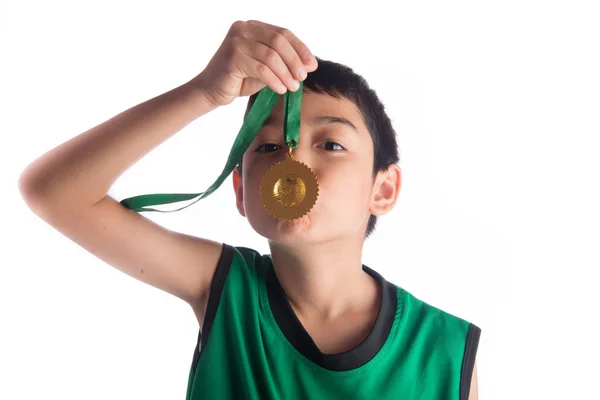 Niño pequeño obtener la medalla de oro el ganador primer plact después de la competencia deportiva —  Fotos de Stock