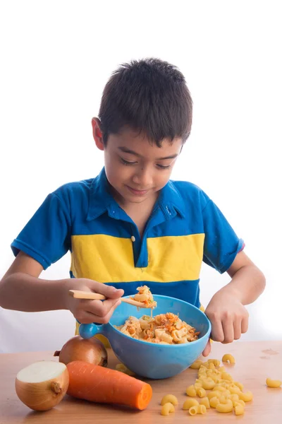 어린 소년 먹는 마 카로 니 파스타 건강 식품 — 스톡 사진