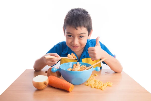 小男孩吃通心粉面条健康的食物 — 图库照片