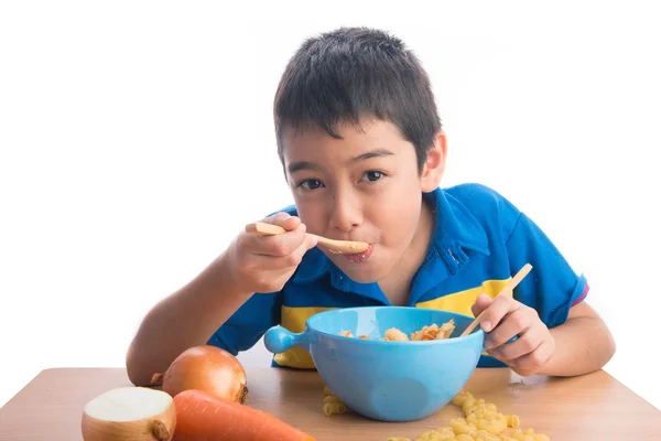 Маленький мальчик ест макароны здоровой пищи — стоковое фото