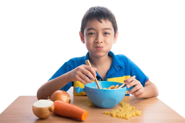 Kleine jongen eten macaroni pasta gezond — Stockfoto