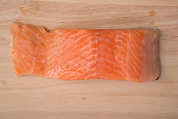 Pezzo di salmone fresco su fondo legno — Foto Stock