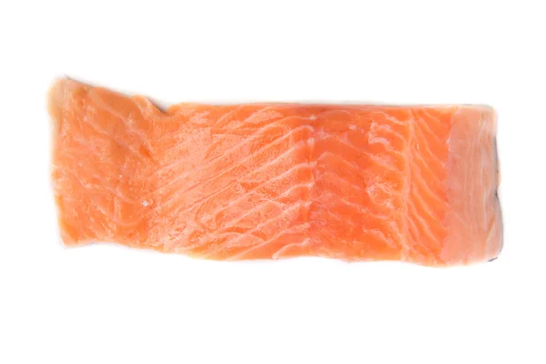 Pieace de salmão fresco sobre fundo branco — Fotografia de Stock