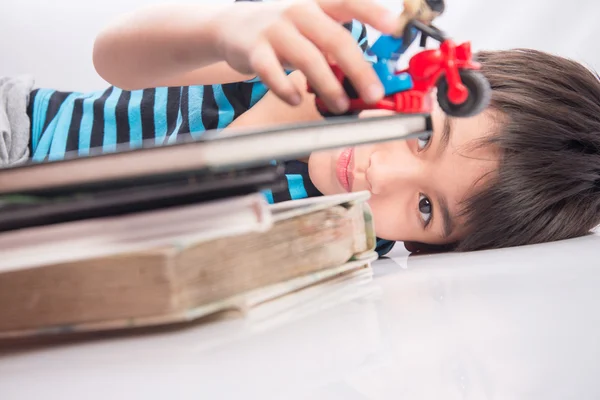 Ragazzino in cerca di una mela sul concetto di educazione libro — Foto Stock