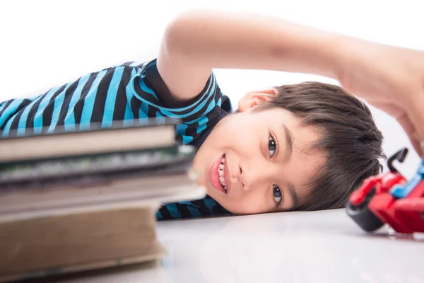 Niño jugando con juguete de coche tiempo libre después de estudiar desde la escuela — Foto de Stock