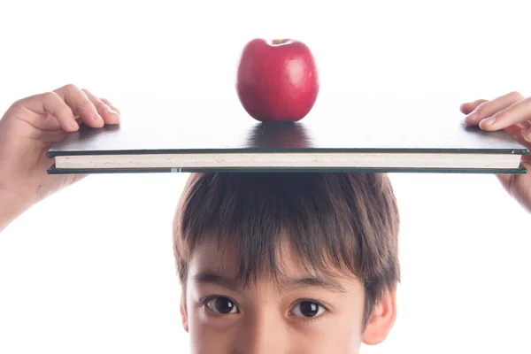 Niño con manzana en el libro sobre su concepto de educación en la cabeza de vuelta a la escuela — Foto de Stock