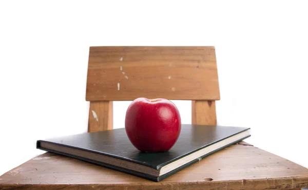 Apple en los libros y el concepto de educación en silla de vuelta a la escuela —  Fotos de Stock