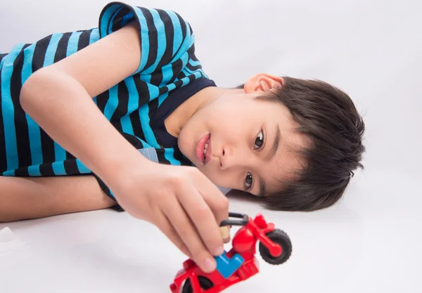 Kleiner Junge spielt nach dem Schulbesuch in der Freizeit mit Auto-Spielzeug — Stockfoto