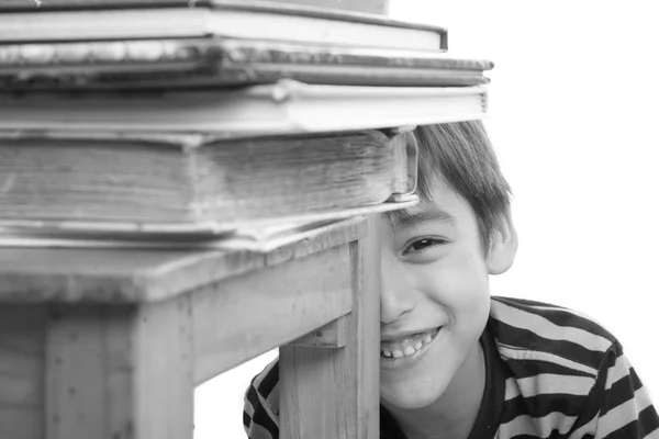 Niño sentado detrás de la silla de madera con lleno de libros, concepto de educación —  Fotos de Stock