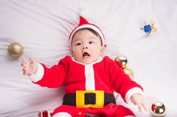 Asiatisches Baby im Weihnachtsmannkostüm — Stockfoto