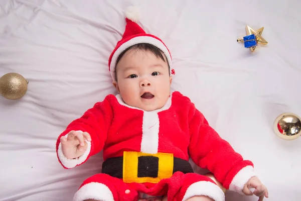 Asiatiska spädbarn Baby i santa kostym julfirande — Stockfoto