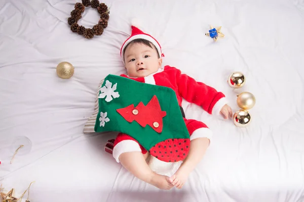 Asiatisches Baby im Weihnachtsmannkostüm — Stockfoto