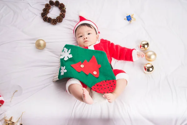 Asiatiska spädbarn Baby i santa kostym julfirande — Stockfoto