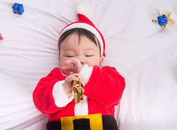 Asiatiska spädbarn Baby i santa kostym julfirande — Stockfoto