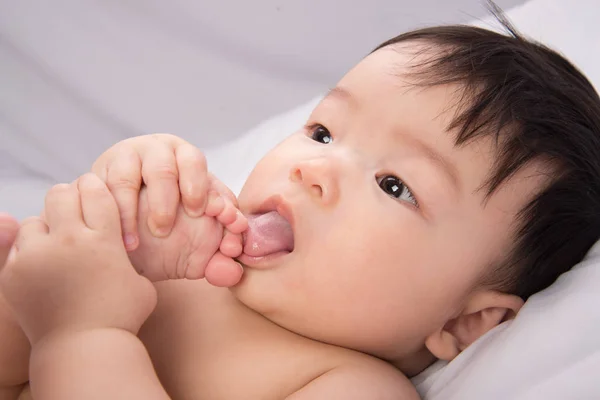 Retrato de lindo niño asiático 6 meses de edad en la cama blanca — Foto de Stock