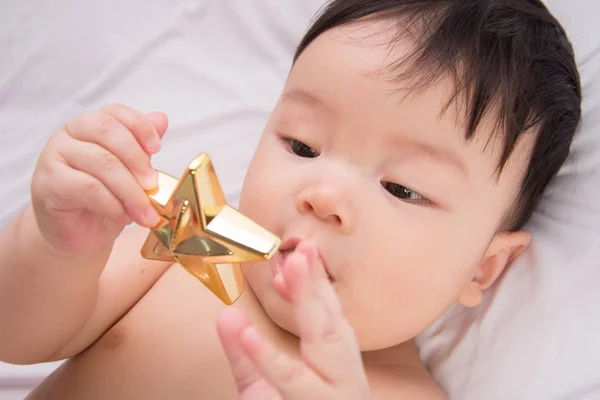 Portret van schattige kleine Aziatische jongen 6 maanden oud is op het witte bed — Stockfoto
