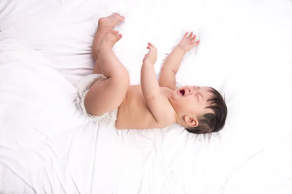 Retrato de lindo niño asiático 6 meses de edad en la cama blanca — Foto de Stock