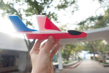 Küçük çocuk oynamaya ve test uçak Fen Bilgisi Öğretmenliği ile uçmayı 