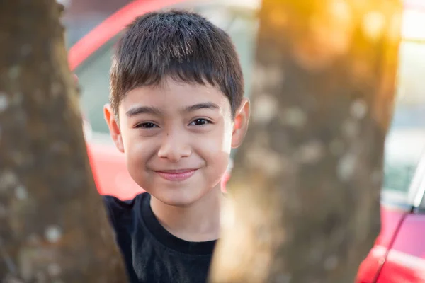 Portret małego chłopca z bliska na szczęśliwy twarz uśmiechający się — Zdjęcie stockowe