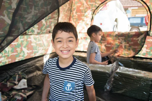 夏の時間の屋外活動のキャンプ テントの中の小さな男の子 — ストック写真