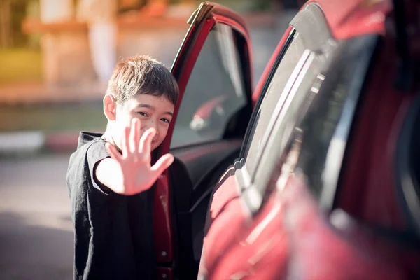 Niño abriendo la puerta del coche para entrar —  Fotos de Stock