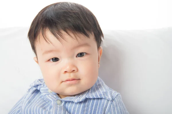 Cerca hasta asiático bebé cara sonriendo 7 meses viejo — Foto de Stock