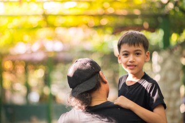 Baba oğlu hayvanat bahçesinde holding
