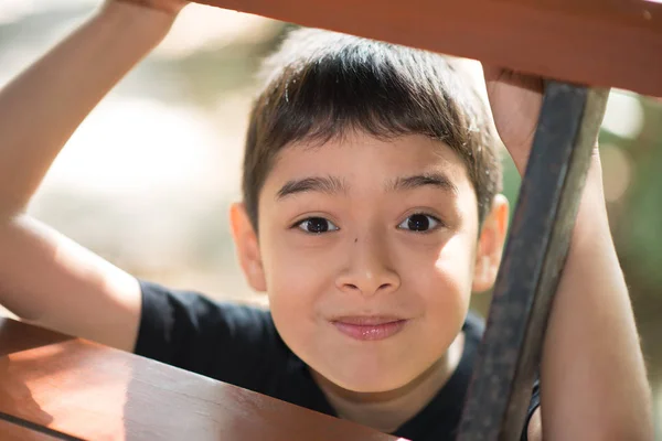 Gros plan du garçon heureux souriant — Photo