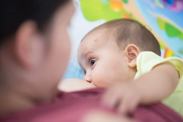 Close up van babymeisje zuigen haar mothere borstvoeding vaststelling van kant — Stockfoto