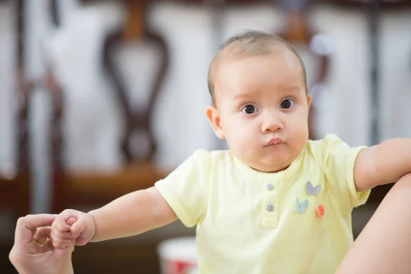 Clos hasta de 7 meses pequeña niña de pie con la cara feliz — Foto de Stock
