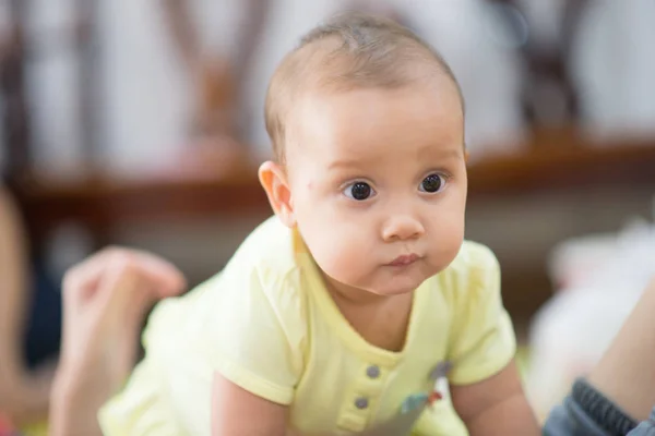 Clos omhoog van 7 maanden baby weinig meisje permanent met blij gezicht — Stockfoto