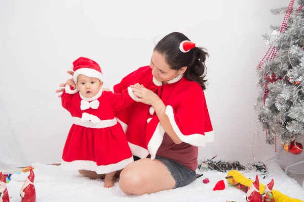 Mor och barn i santa kostym julfirande — Stockfoto
