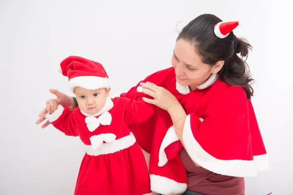 Mutter und Baby im Weihnachtsmannkostüm — Stockfoto