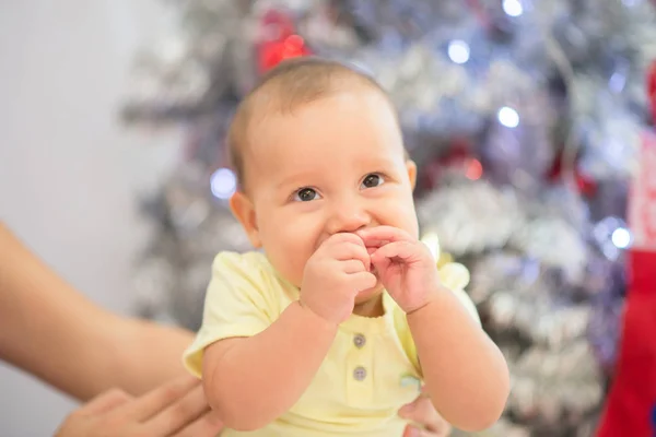 Närbild på lilla flicka på jul firandet tid med familj — Stockfoto