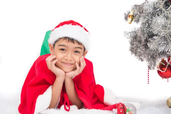 Portret chłopca, uśmiechając się na Boże Narodzenie celebracja czas z uśmiechem z bliska — Zdjęcie stockowe