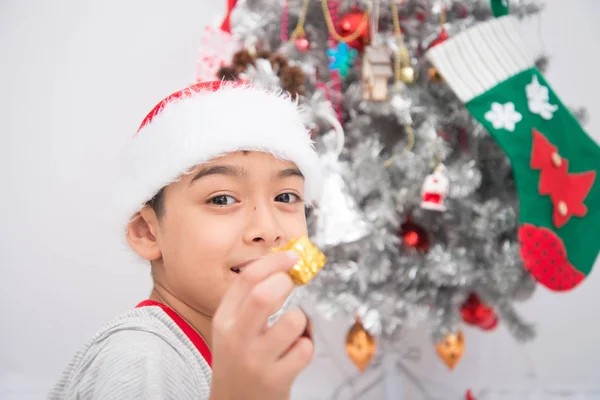 Nahaufnahme Porträt eines kleinen Jungen, der zur Weihnachtsfeier mit einem Lächeln lächelt — Stockfoto