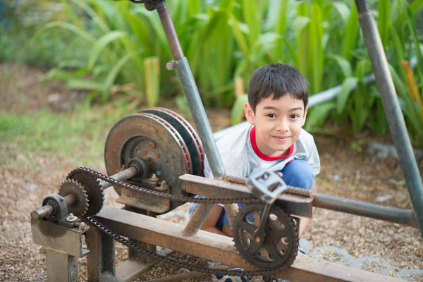 小さな少年力ジムが自転車に乗って遊び場 — ストック写真