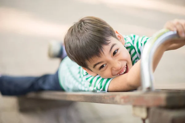 Primo piano di Little cute ragazzo giocare slider al parco giochi — Foto Stock