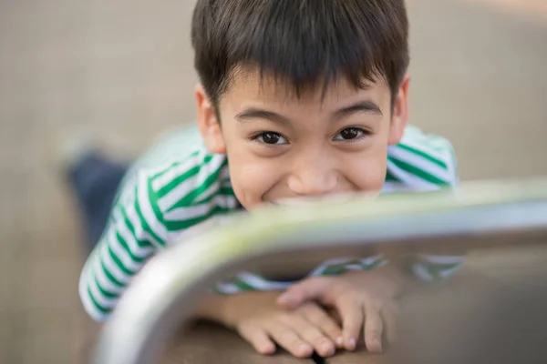 Close up van een schattig jongetje schuifregelaar spelen in Speeltuin — Stockfoto