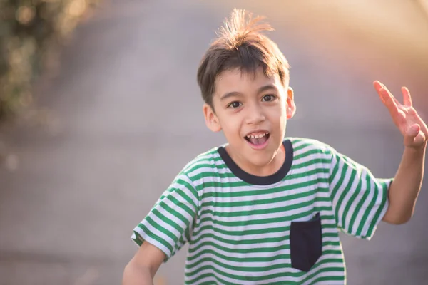 Menino saltando no parque — Fotografia de Stock