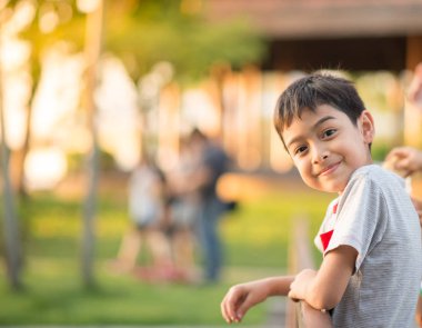 Küçük çocuk parkta balık besleme yüzü yukarı kapatın