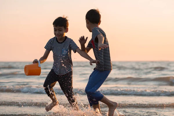 小男孩玩沙滩日落时分 — 图库照片