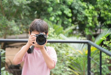 Küçük çocuk bir fotoğrafçı olarak fotoğraf pratik çekim