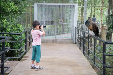 Küçük çocuk bir fotoğrafçı olarak fotoğraf pratik çekim