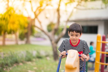 Bkz: oynarken küçük çocuk bahçesi Parkı'nda gördüm